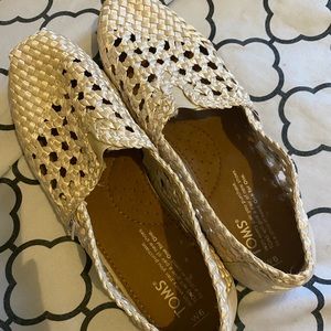 TOMS crochet slip on shoes size 6w
